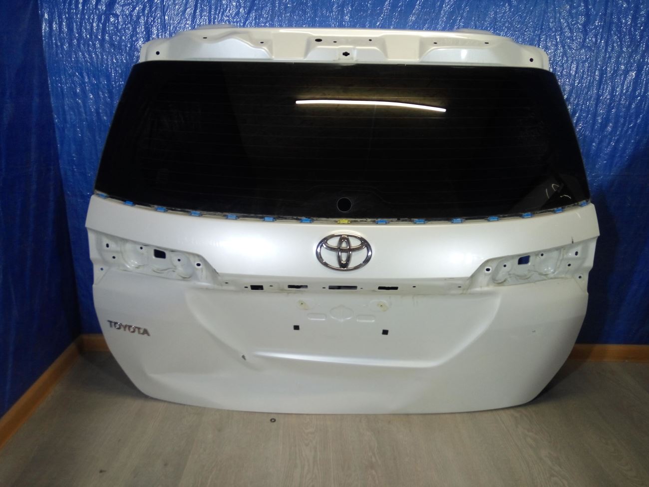 Дверь багажника. Toyota Fortuner дверь багажника. 67005-13d22.